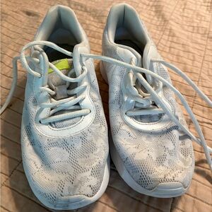 6 - FINAL OFFER! Woman’s Nike White Lace Sneakers - size 7 1/2
